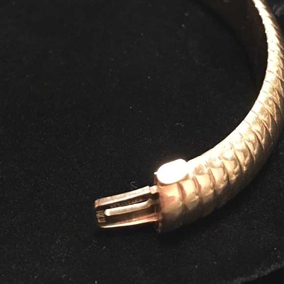 TIFFANY & CO. Rare Vintage 14k Yellow Gold Hinged Bangle Bracelet - Picture 5 of 16